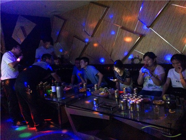 双丰印务绩效激励班毕业后在KTV唱歌